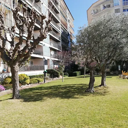 Calella, Playa, Piscina Y Jardin